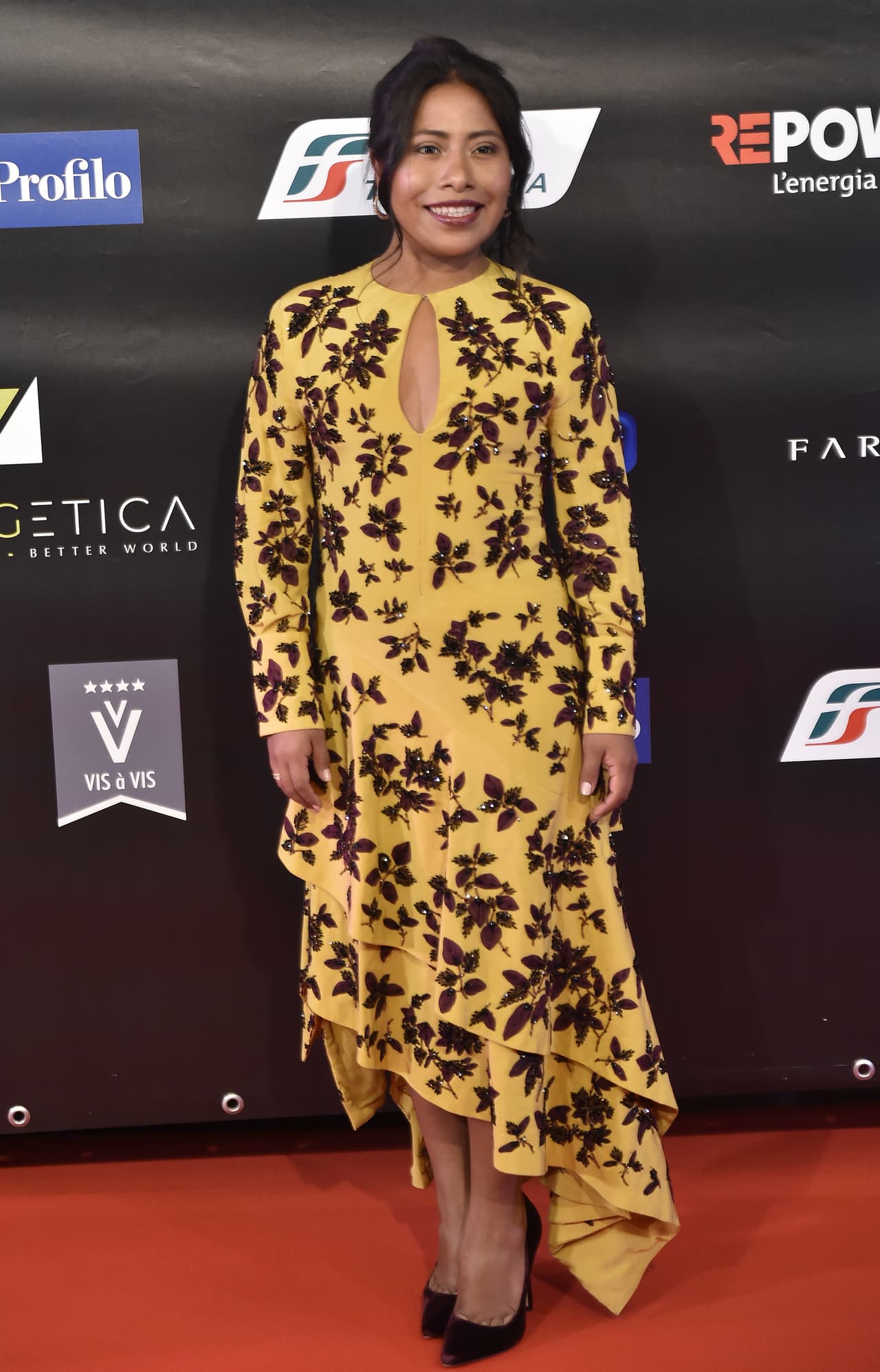 La actriz repitió los trucos de estilo que la han llevado a ser una de las favoritas de 
<a href="https://www.univision.com/famosos/asi-puedes-lograr-el-look-yalitza-los-6-trucos-de-la-stylist-de-la-mexicana-para-lucir-impecable-en-todos-sus-eventos-fotos" target="_blank">las alfombras rojas</a>: el vestido tenía manga larga, cuello redondo, ajustado al talle y un favorecedor escote de gota al frente.