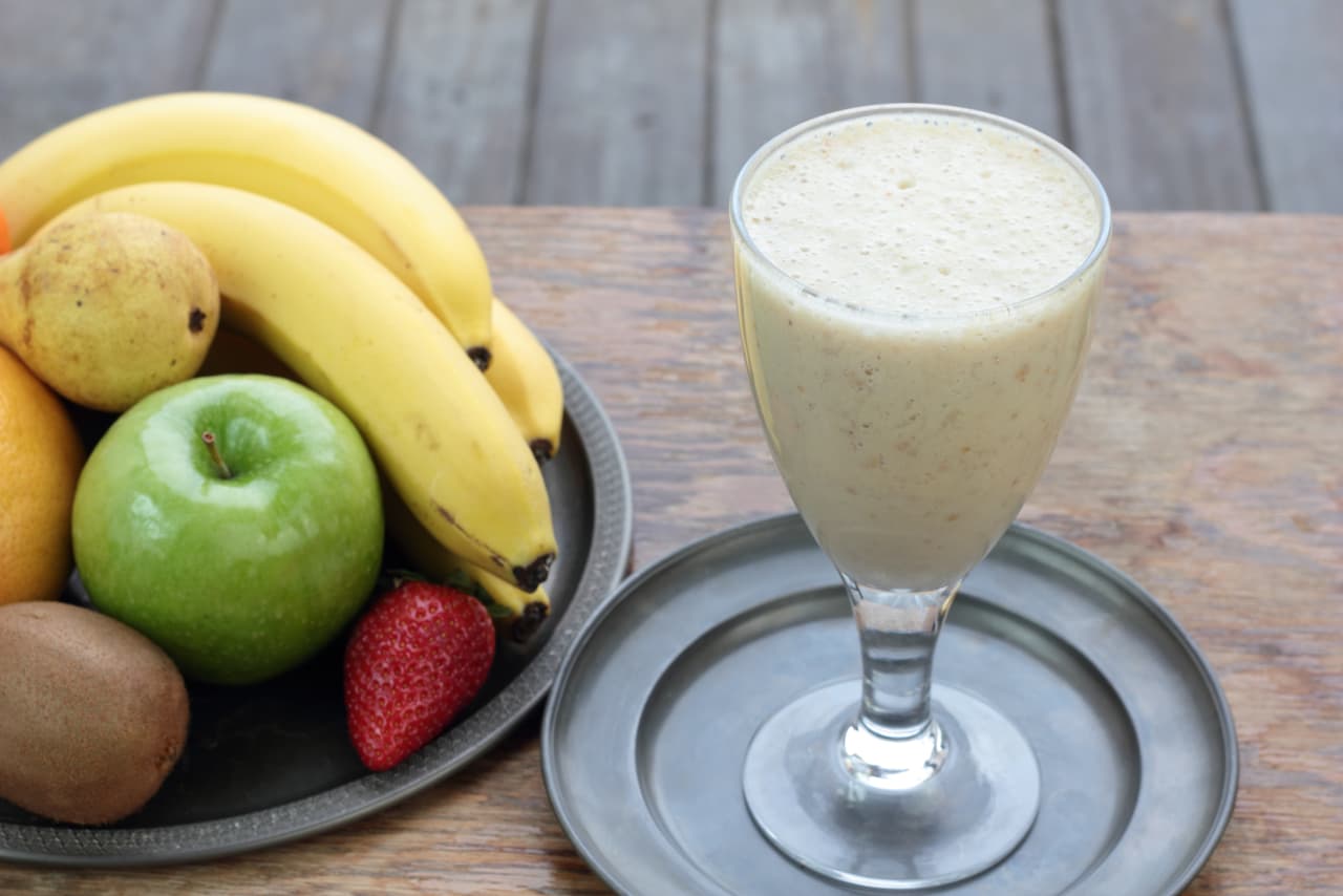 Evita los alimentos procesados o de difícil digestión antes de entrenar Para después, opta por yogur griego, plátano o uvas, que aceleran la recuperación muscular y son beneficiosos para la flora intestinal.