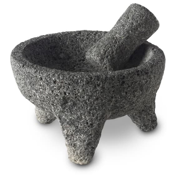 <b>Molcajete: </b>este instrumento es uno de los básicos de la comida mexicana pero puede usarse como un mortero, son como primos hermanos. Gracias a la piedra volcánica y a la forma cóncava es ideal para hacer salsas martajadas y guacamoles. | 
<b><a href="http://www.williams-sonoma.com/">William Sonoma</a></b> $49.95