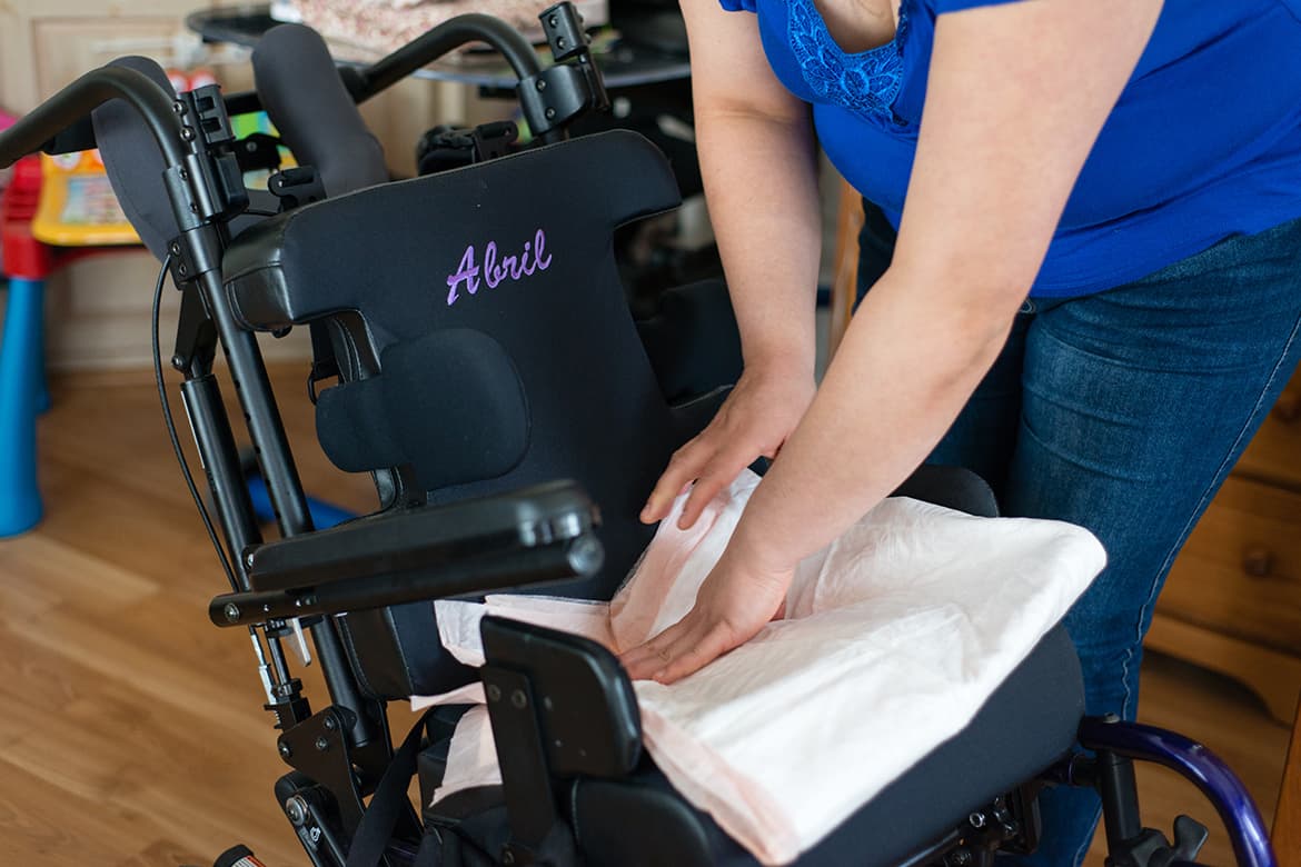 Ahora, con 8 años de edad, Abril no puede caminar y necesita una silla de ruedas especial para moverse.