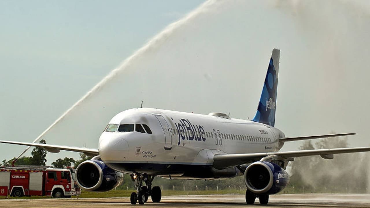 Aterrizaje de emergencia en Tampa tras incidente en vuelo JetBlue; reportan al menos 15 heridos