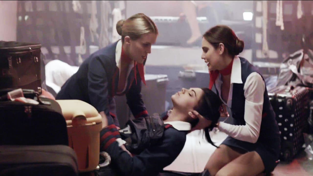 Después de unos momentos,
<b><a href="http://www.univision.com/series/la-piloto/la-piloto-yolanda-se-salvo-de-morir-asfixiada-junto-a-dave-escena-del-dia-video">sus compañeras descubrieron que viajaba oculta y lograron sacarla a tiempo</a></b>.