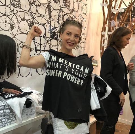 ¿Pero de dónde provienen los recursos con los que apoyan estas famosas? De acuerdo con El Universal, estos surgen principalmente de EEUU, a través de 'sponsor', así como de la venta de playeras del grupo.