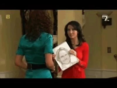 En 'Teresa' (2010), el personaje protagónico interpretado por Angelique Boyer demostró su temperamento, y celos, de la forma más literal posible en esta escena, tras descubrir un retrato de su galán, interpretado por Sebastián Rulli.