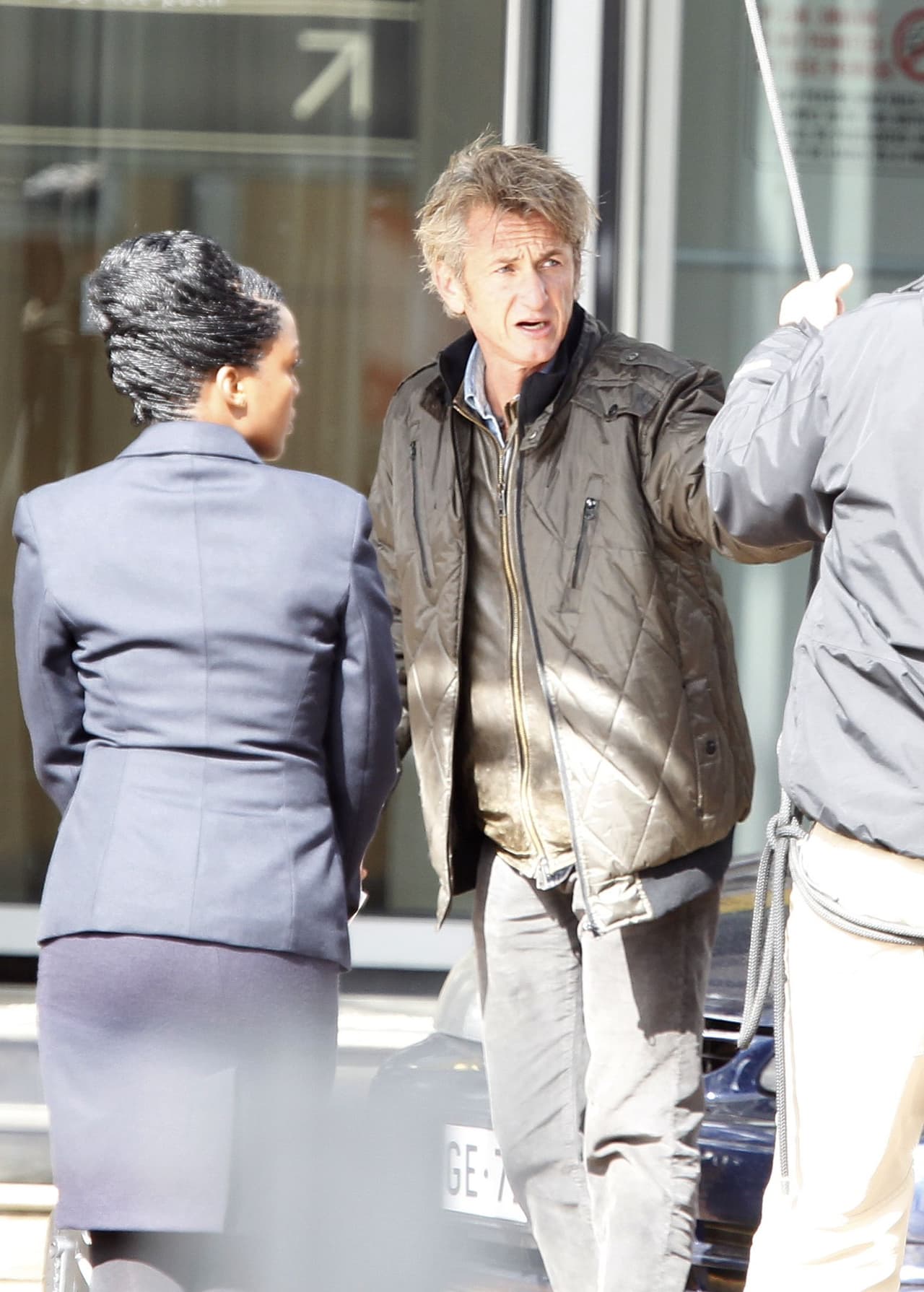 Sean es el director y la rubia es la estrella del filme 'The Last Face'.