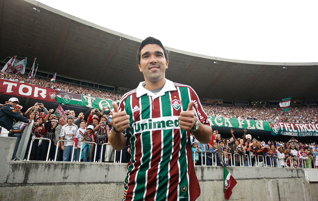Deco firmó con el Fluminense, donde aún tuvo tiempo de convertirse en figura y participar, nuevamente, en la consecución de títulos.