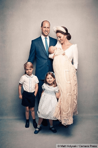 Entre las imágenes publicadas el 9 de julio, aparecen los duques de Cambridge posando por primera vez junto a sus tres hijos: George, Charlotte y Louis.