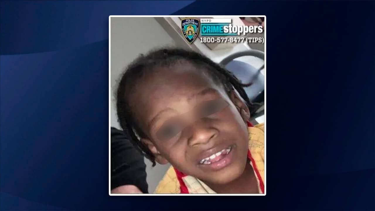 Arrestan a madre de niño de 5 años hallado deambulando solo de madrugada en Queens