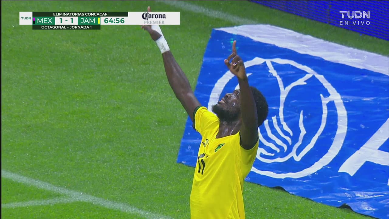 ¡Al centro no! Jorge Sánchez se equivoca y Nicholson hace el 1-1