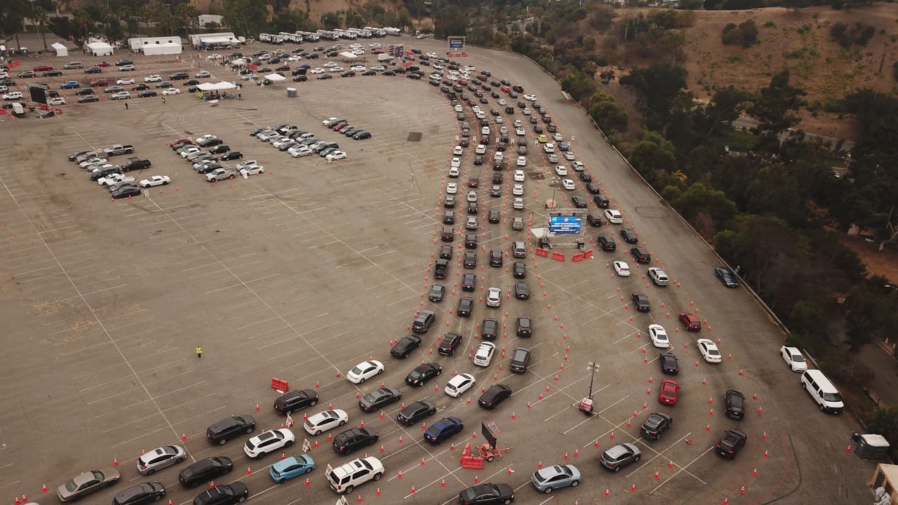 Vista aérea de una fila para realizarse pruebas de covid-19 en Los Ángeles. Este punto se encuentra en el estacionamiento del estadio Dodger.