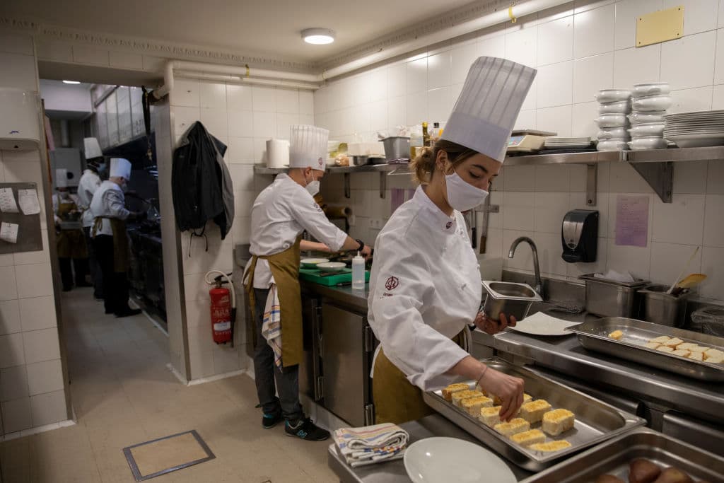 Los interesados deben enviar un mensaje de texto al 77948 antes de asistir a la feria de trabajo o llenar una solicitud haciendo 
<a href="https://www.landrysinc.com/careers" target="_blank">click aquí</a>.