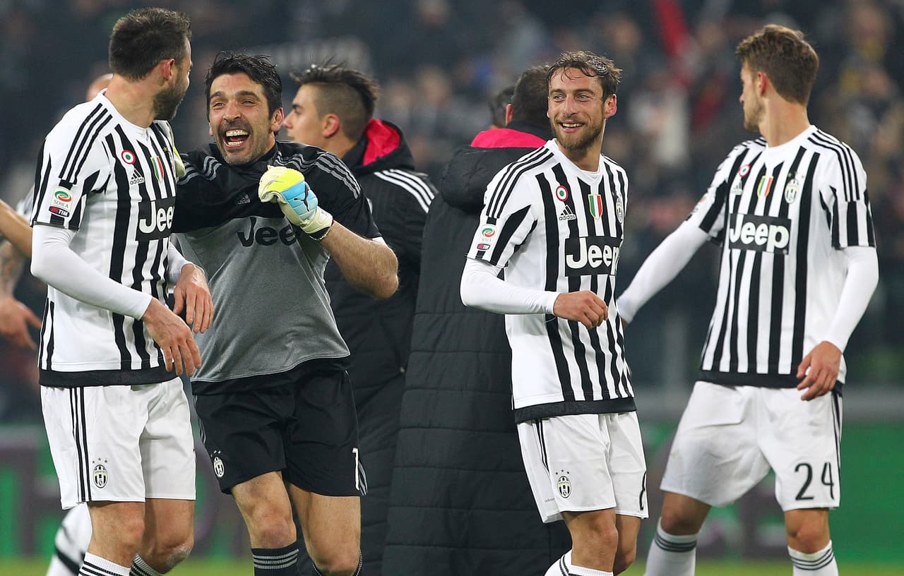 La Juventus gana 'in extremis' al Nápoles y conquista el liderato