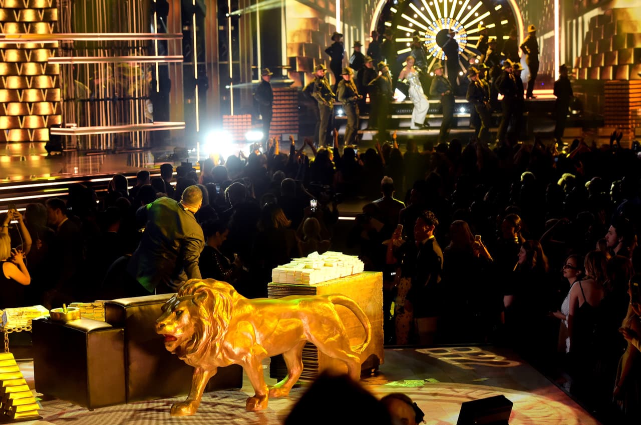 A juzgar por la reacción del público, 'Dinero' se perfila como un éxito más en la carrera de JLo, quien en el tema se presenta como "la princesa de San Juan, Puerto Rico".