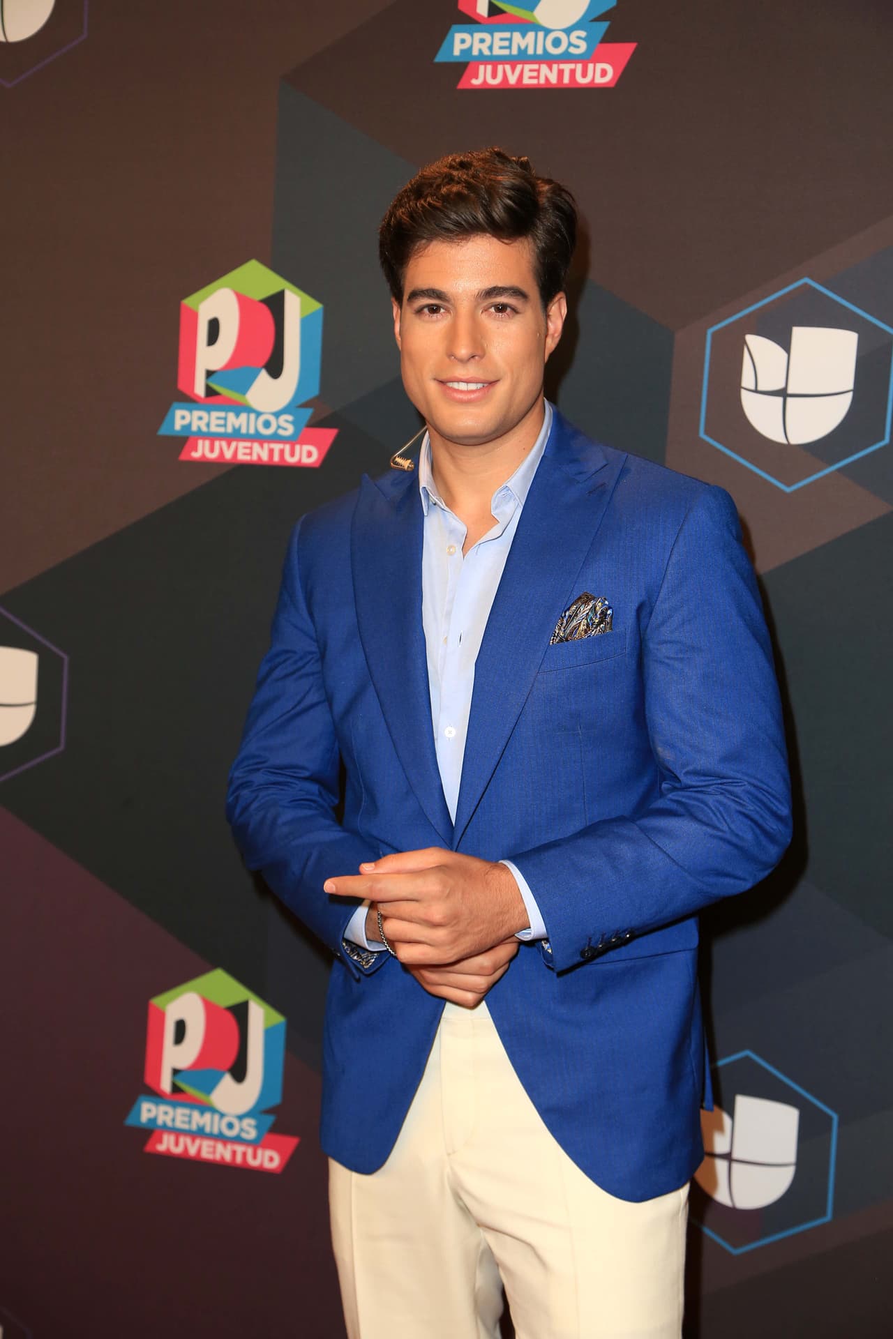 Desde el punto de vista del actor,
<b><a href="https://www.univision.com/famosos/michelle-renaud-aclara-si-es-verdad-que-danilo-carrera-ya-le-dio-el-anillo-de-compromiso-fotos" target="_blank">el matrimonio convencional </a></b>también es fundamental para formar "niños de bien".