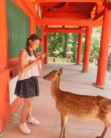 "La pulga alimentando al ciervo", detalló el cantante junto a esta instántanea en la que aparece su hija Nina.