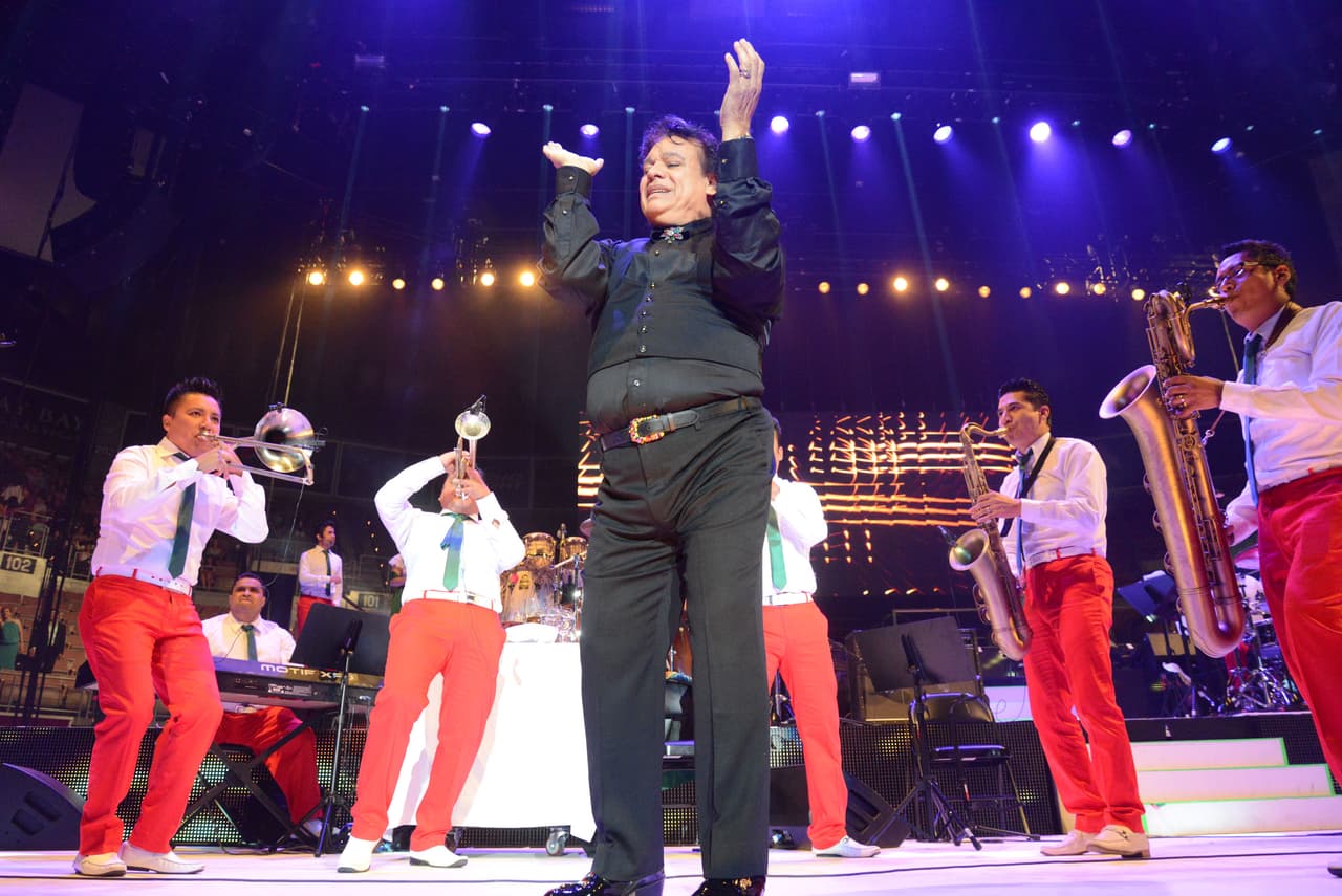 Tras su rehospitalización, Juan Gabriel trató de calmar a todos con mensajes en la red: "Nada para alarmarse, solamente un pequeño chequeo, todos quieren que yo esté bien, y yo les respondo que todo está bien, que yo estoy bien".