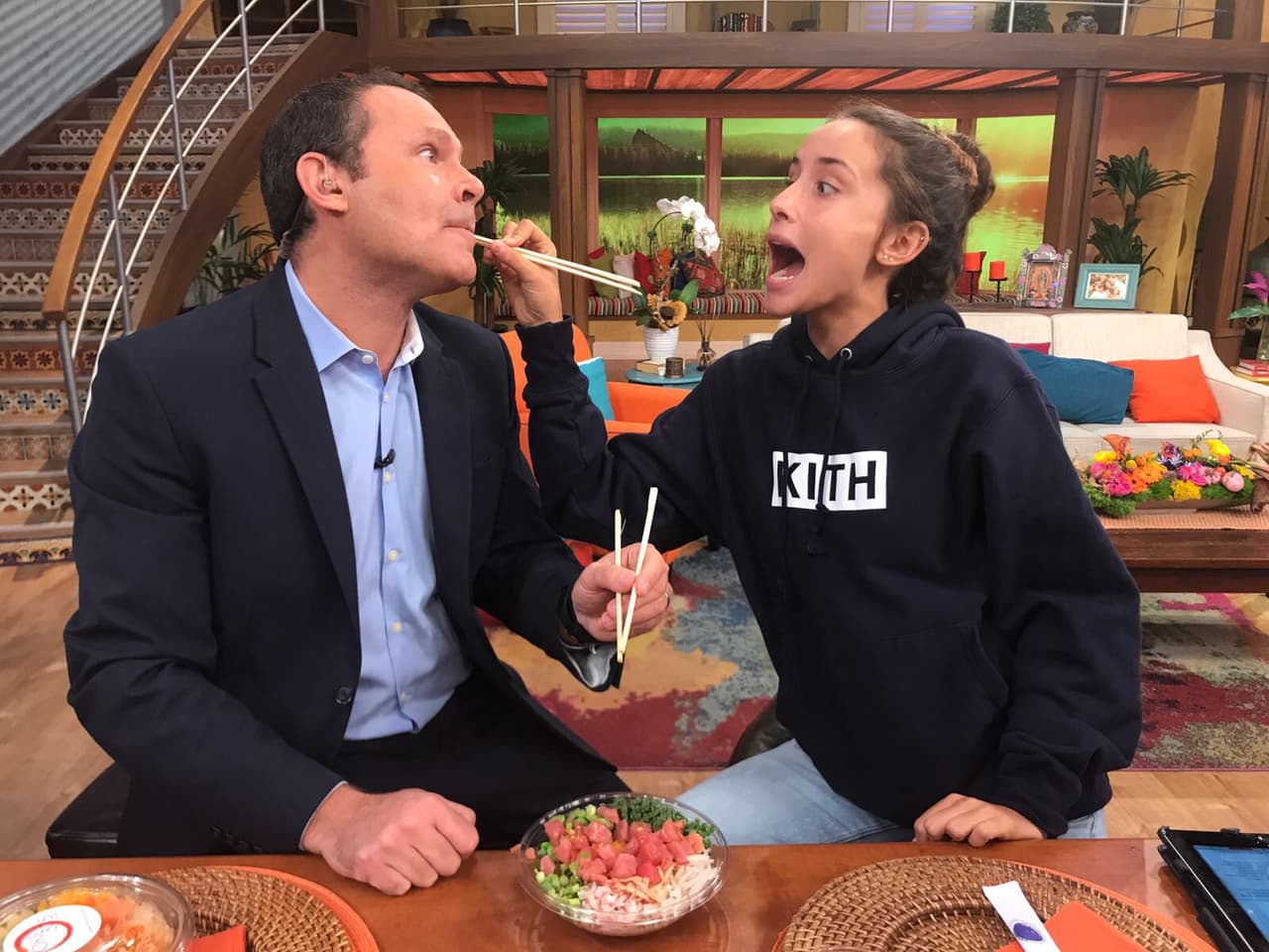 Pero su "pequeña" salió al rescate y consintió a su papá dándole de comer en la boquita.