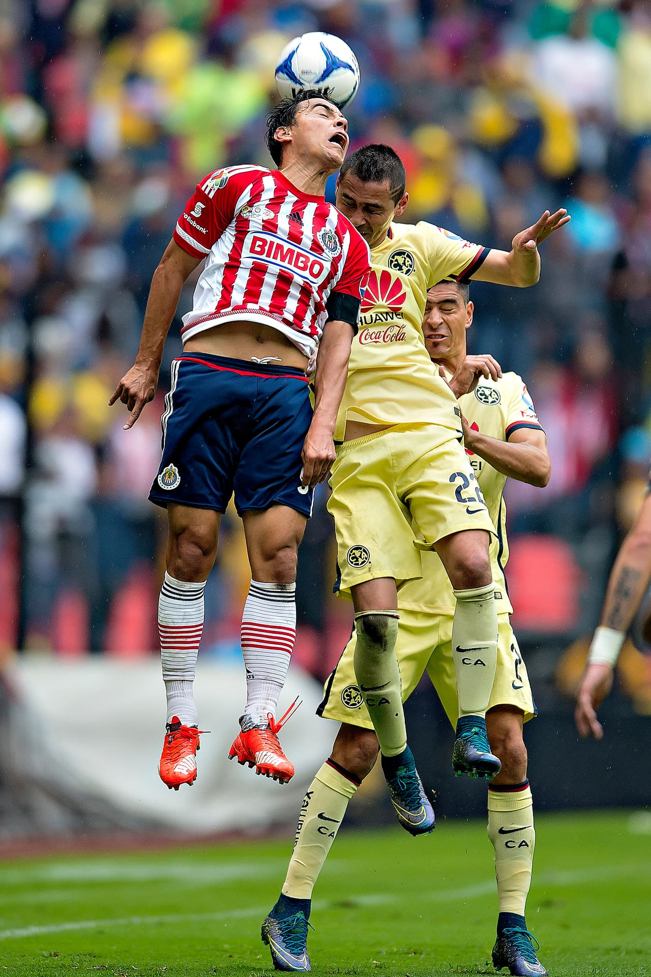 Pero el reflejo más claro de la falta de gol lo escenifica Omar Bravo. La campaña pasada le festejaban cada anotación como un nuevo récord y en ésta no ha podido marcar ni uno.