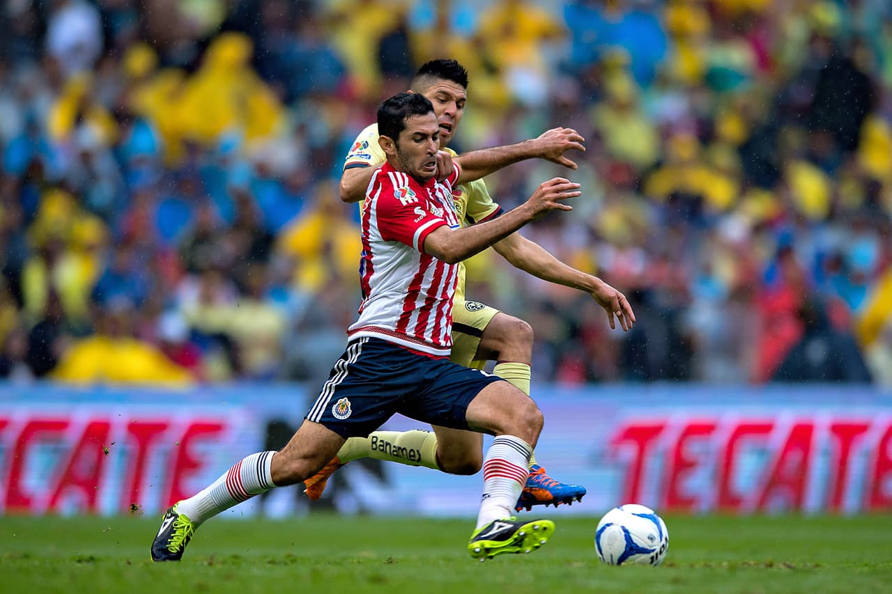 Su experiencia puede ser vital en el partido, aunque cuando Almeyda lo sentó ante Querétaro por fin ganaron en la Liga, y si no basta recordar que con dos goles suyos Chivas se impuso en el Clásico más reciente. Otro laberinto para Almeyda.