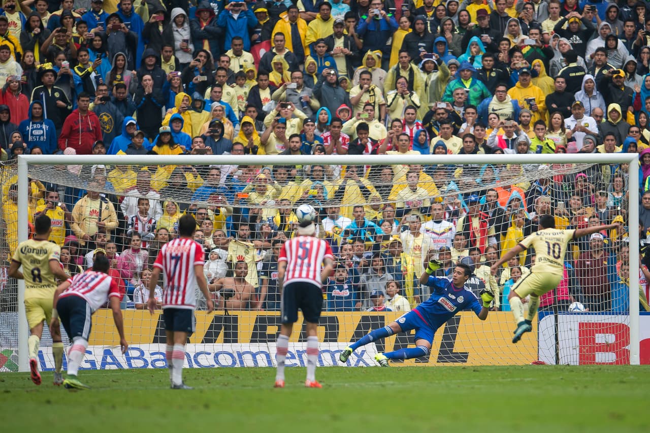 Por si fuera poco, en el mismo sentido, los rumores de un vestidor roto son persistentes alrededor del cuadro de la Perla de Occidente. El equipo en pleno debe olvidar todos los incidentes y rencillas internas, y concentrarse únicamente en el partido. De su capacidad para ello depende buena parte del resultado.