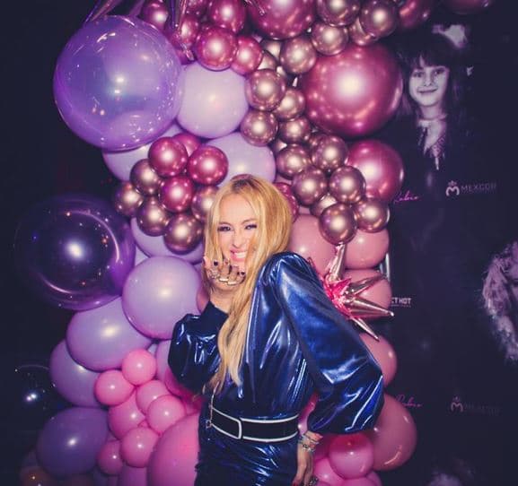 Una empresa encargada de crear arte con globos fue quien decoró y, como era de esperarse, las tonalidades rosadas y doradas estuvieron presentes. Curiosamente, en lugar de reproducir las típicas mañanitas, se escuchó ‘Y yo sigo aquí'.