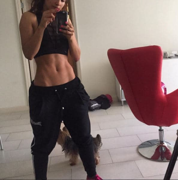 La colombiana tiene una de las cinturas más pronunciadas del mundo del espectáculo, y ni hablar de su bien trabajado abdomen.