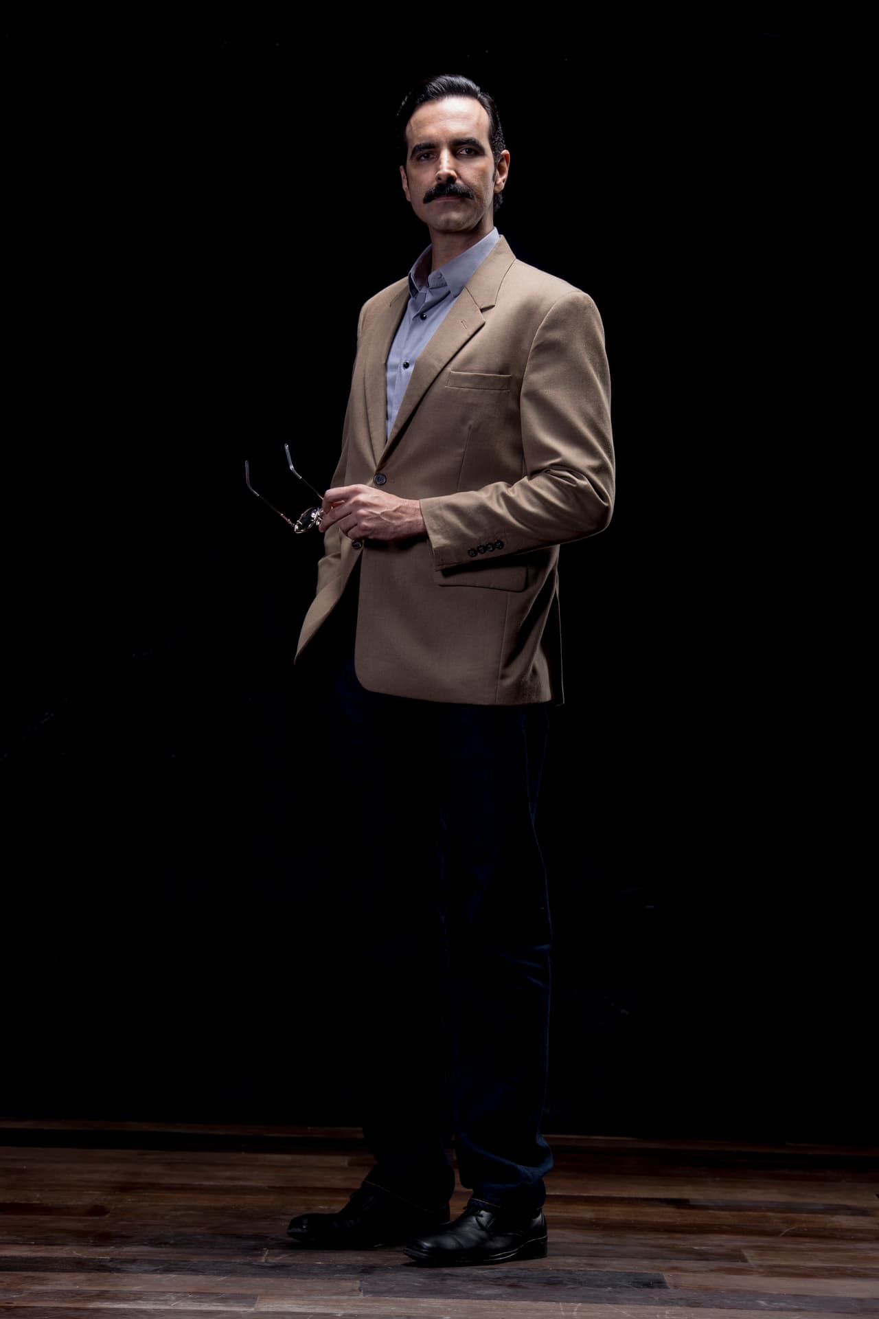 Arturo Barba es Beltrán Camacho, profesor universitario de Antropología. Es estudioso y monótono. Tiene una esposa y un hijo, Javier, que sufre de una terrible enfermedad.