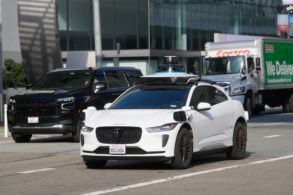 Policías de California podrán multar vehículos sin conductor en estos casos