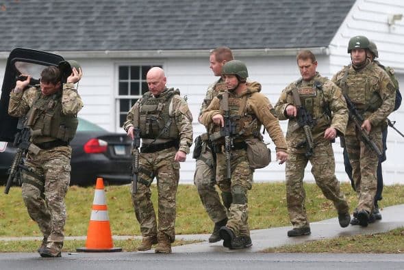 Algunos testigos dijeron que el autor entró en la escuela rompiendo un cristal. Vance explicó que se ha establecido que los empleados de la escuela "no le dejaron entrar voluntariamente", pero tampoco quiso ofrecer más detalles.