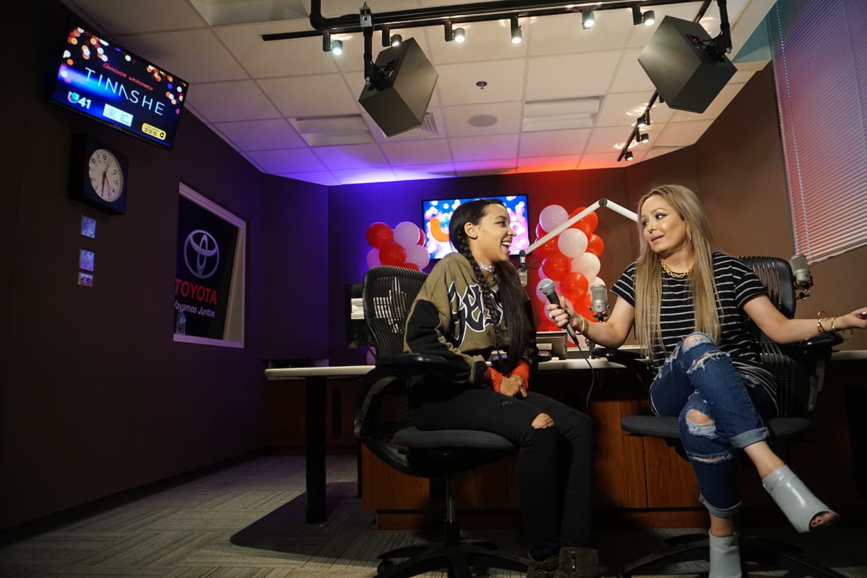 Tinashe stops by the Uforia Lounge for a quick acoustic session and a meet and greet.