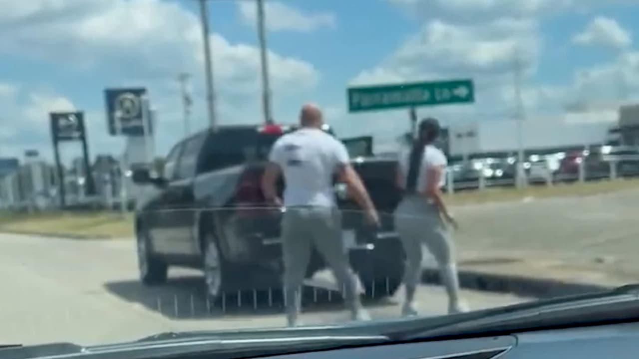 La mujer dijo que temía por su seguridad después de que la víctima supuestamente casi los golpeó con su automóvil durante el caso de furia al volante.