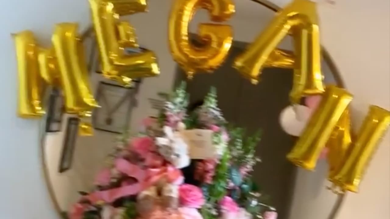 Al llegar a casa encontraron que la familia había preparado una bievenida para la bebé Megan. Globos, flores, ropa y detalles para acogerla de la mejor manera.