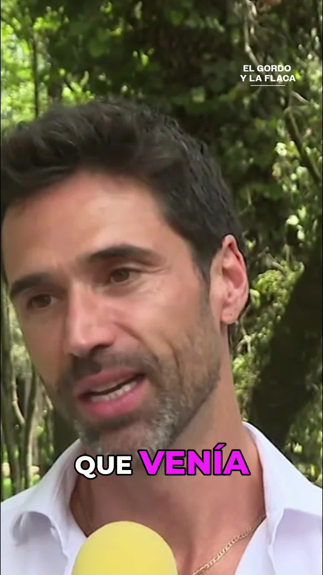Matías Novoa se conmueve al recibir serenata de su familia a distancia
