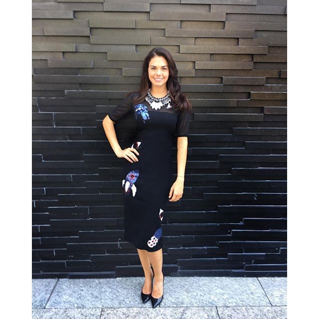 La realidad es que esta talentosa mujer no es de manufactura italiana.