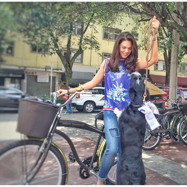 Al parecer, ese encanto también se extiende a los caninos que se nota que la adoran.