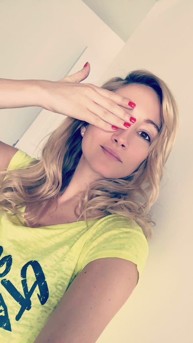 <b>Laura Vignatti</b> también ha dicho que su pareja dentro de '
<b><a href="http://www.univision.com/novelas/mi-marido-tiene-familia">Mi familia tiene marido</a></b>', 
<b><a href="http://www.univision.com/temas/jose-pablo-minor">José Pablo Minor</a></b>, es un extraordinario ser humano "No vamos cada uno por su lado a grabar y ya, sino que hablamos mucho, tenemos mucha comunicación con respecto a los personajes, de cómo lo vamos a manejar, aparte él es muy divertido; en general todos tenemos una buena relación".