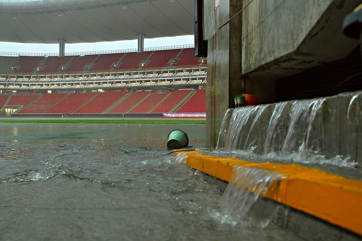 Inundación en el Estadio Akron de Guadalajara a pocos minutos de la hora oficial del juego entre Chivas y Cruz Azul por la jornada 2 del Apertura 2018 de la Liga MX.