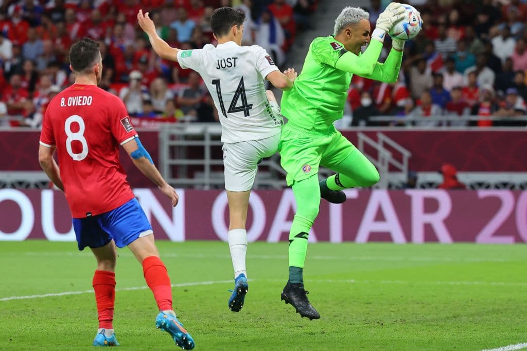 Costa Rica se convirtió este martes en el último clasificado al Mundial de Catar 2022 al vencer por 1-0 a Nueva Zelanda con un gol de Joel Campbell en el minuto 3 y estará en el Grupo D con España, Alemania y Japón.