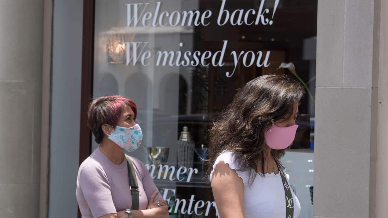 “Es lo más seguro”: pese a estar vacunadas, varias personas en California aún no están listas para dejar la mascarilla