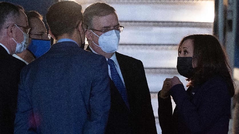La vicepresidenta estadounidense Kamala Harris es recibida por el canciller mexicano Marcelo Ebrard, la directora general de Protocolo de México Susana Iruegas, el embajador de México en los Estados Unidos Esteban Moctezuma Barragán, John S. Creamer y Roberto Velasco Álvarez, al bajar del Air Force Two a su llegada al aeropuerto internacional Benito Juárez de la Ciudad de México, México, el 7 de junio de 2021.