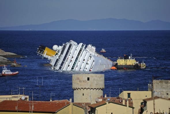 Mientras se define la responsabilidad del accidente y se efectúan maniobras para reflotar el barco, Carnival Corp. previó que, de rescatar la nave, permanecerá inactiva hasta noviembre próximo y le generará pérdidas entre $85 y $95 millones en reservaciones.