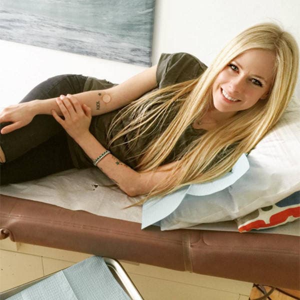 <b>Avril Lavigne</b>
<br>La cantante cree que la garrapata la picó durante la primavera de 2014. “No tenía idea de que una picadura pudiera hacer eso. Estuve en cama durante cinco meses”, relató a la revista
<a href="http://people.com/celebrity/avril-lavigne-lyme-disease-singer-was-bedridden-for-5-months/"><u>People</u></a>. Su caso fue severo: “Hubo momentos en que ni me pude bañar durante una semana porque no podía estar de pie. Se sentía como si absorbieran toda la vida de ti. No podía respirar, hablar, ni mover. Pensé que estaba muriendo", declaró. Al principio decidió mantener la información en privado, pero luego de que un fan le preguntara el porqué de su ausencia, le contó todo y comenzó a compartir
<a href="https://www.instagram.com/p/78r9_1I4Gv/?taken-by=avrillavigne"><u>posts</u></a> en las redes sociales. Luego hasta creó una
<a href="https://www.avrillavignefoundation.org/"><u>fundación</u></a> para ayudar a personas que padecen este y otros males.