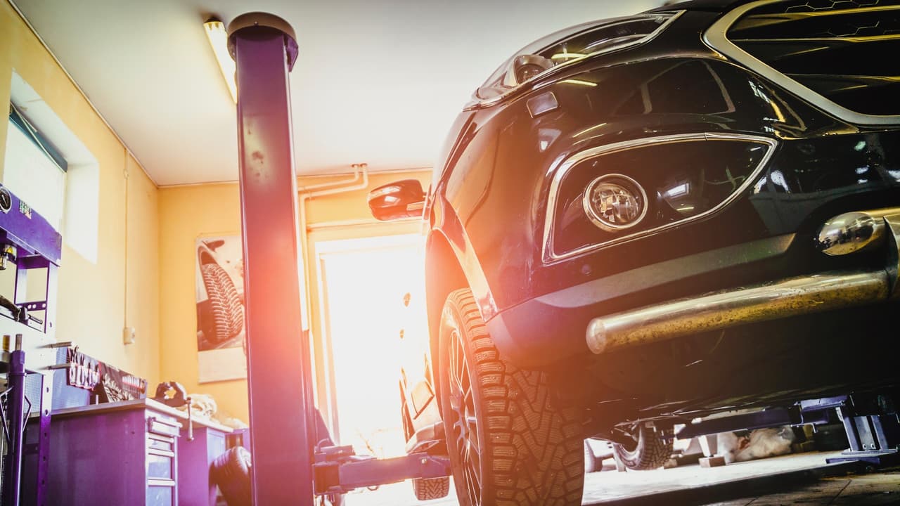 <h3 class="cms-h3-H3"><b>Revisa el buen estado de tu auto</b></h3>
<br>Afortunadamente en nuestros días es posible predecir la llegada de una tormenta con gran anticipación, lo que da tiempo para revisar el carro. Un automóvil está en buen estado mecánico puede ser de gran ayuda para evacuar el área afectada por el huracán, antes o después de la tormenta. Sigue nuestros 
<a href="https://www.univision.com/noticias/consejos-autos/consejos-para-proteger-tu-automovil-de-una-inundacion" target="_blank">consejos para proteger tu automóvil de una inundación</a>.
<br>