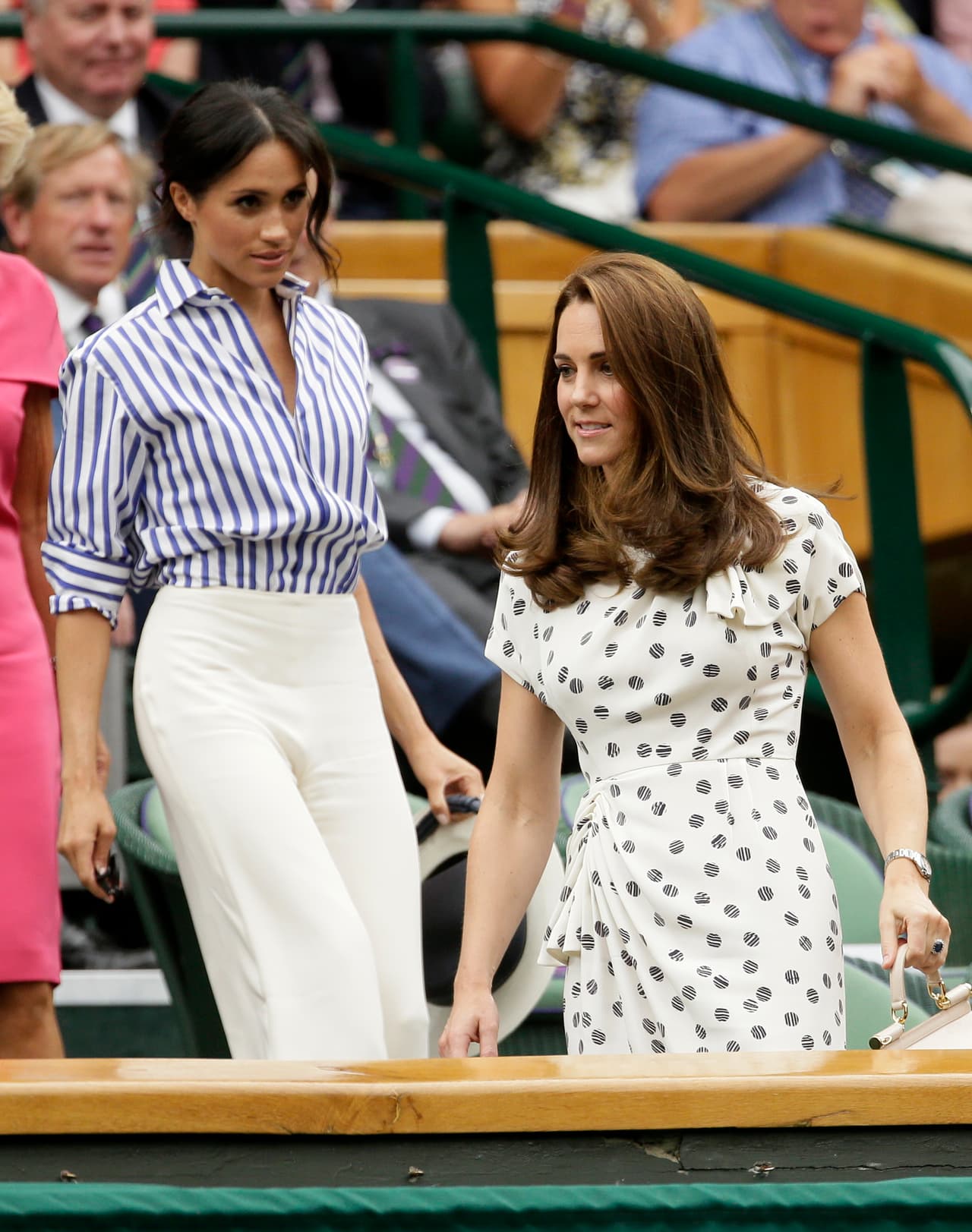 Y aunque es cierto que le vimos usar un 
<b><a href="https://www.univision.com/estilo-de-vida/moda/por-sus-looks-punto-para-kate-middleton-en-wimbledon-meghan-markle-siguelo-intentando-fotos">pantalón ancho</a></b> blanco de Ralph Lauren para asistir a un torneo en Wimbledon, no es común que las mujeres de la realeza usen un completo de aire masculino.