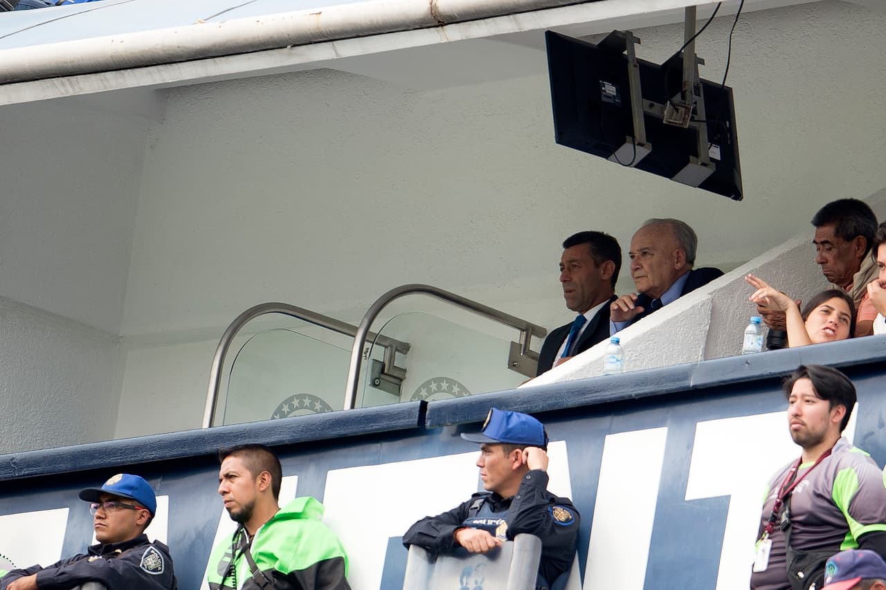 El DT Pedro Caixinha observó el partido desde un palco al estar suspendido y lo hizo acompañado por el presidente Guillermo Álvarez.