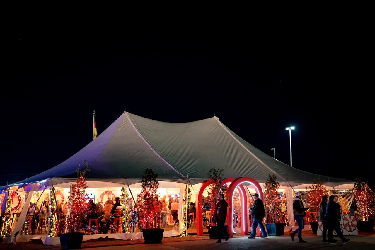 Este parque es una experiencia hecha drive-thru por la que se despliegan figuras de luces espectaculares por más de una milla.