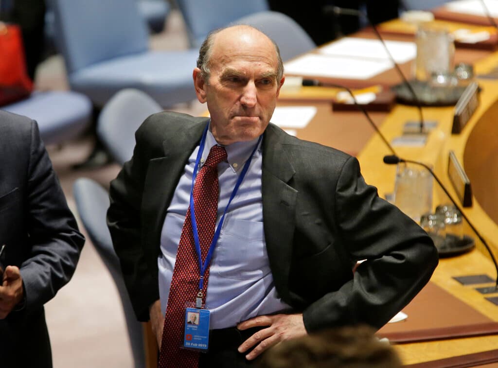 El enviado especial de Estados Unidos a Venezuela, Elliott Abrams, contempla la sala antes de la reunión del Consejo de Seguridad en la sede de la ONU.