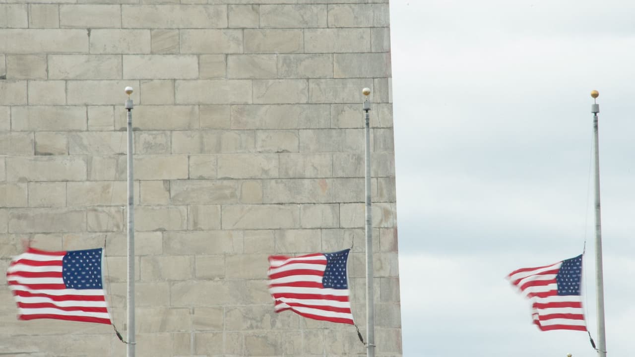 Usar pasamanos cuando estén disponibles en los pasillos al aire libre y evitar otras áreas elevadas, como techos sin barandilla adecuada.