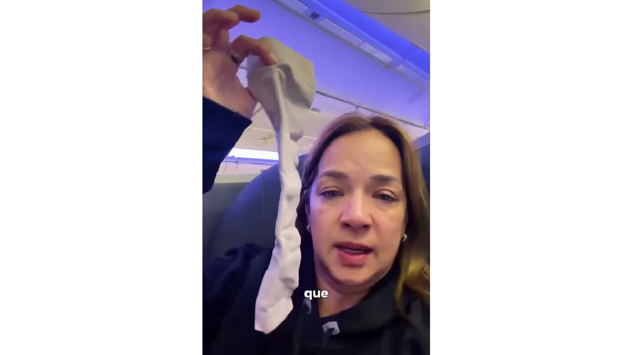 Adamari López usa una manga de compresión para viajar en avión.