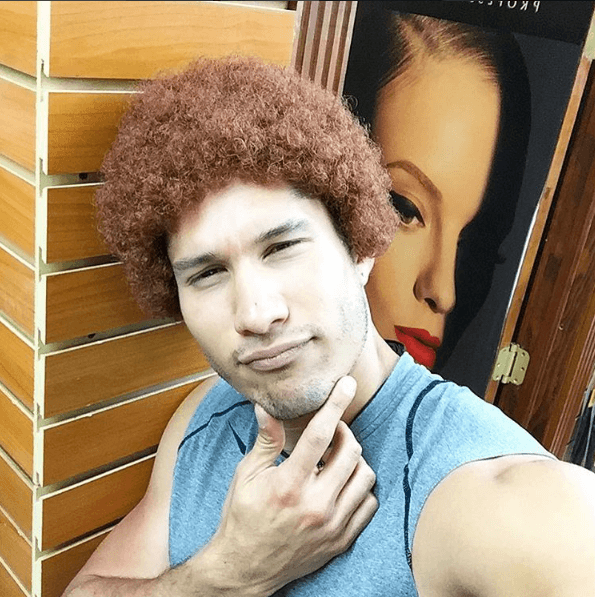 Con esa peluca sus rozos se le ven más pronunciados ¿De qué intentaría disfrazarse?